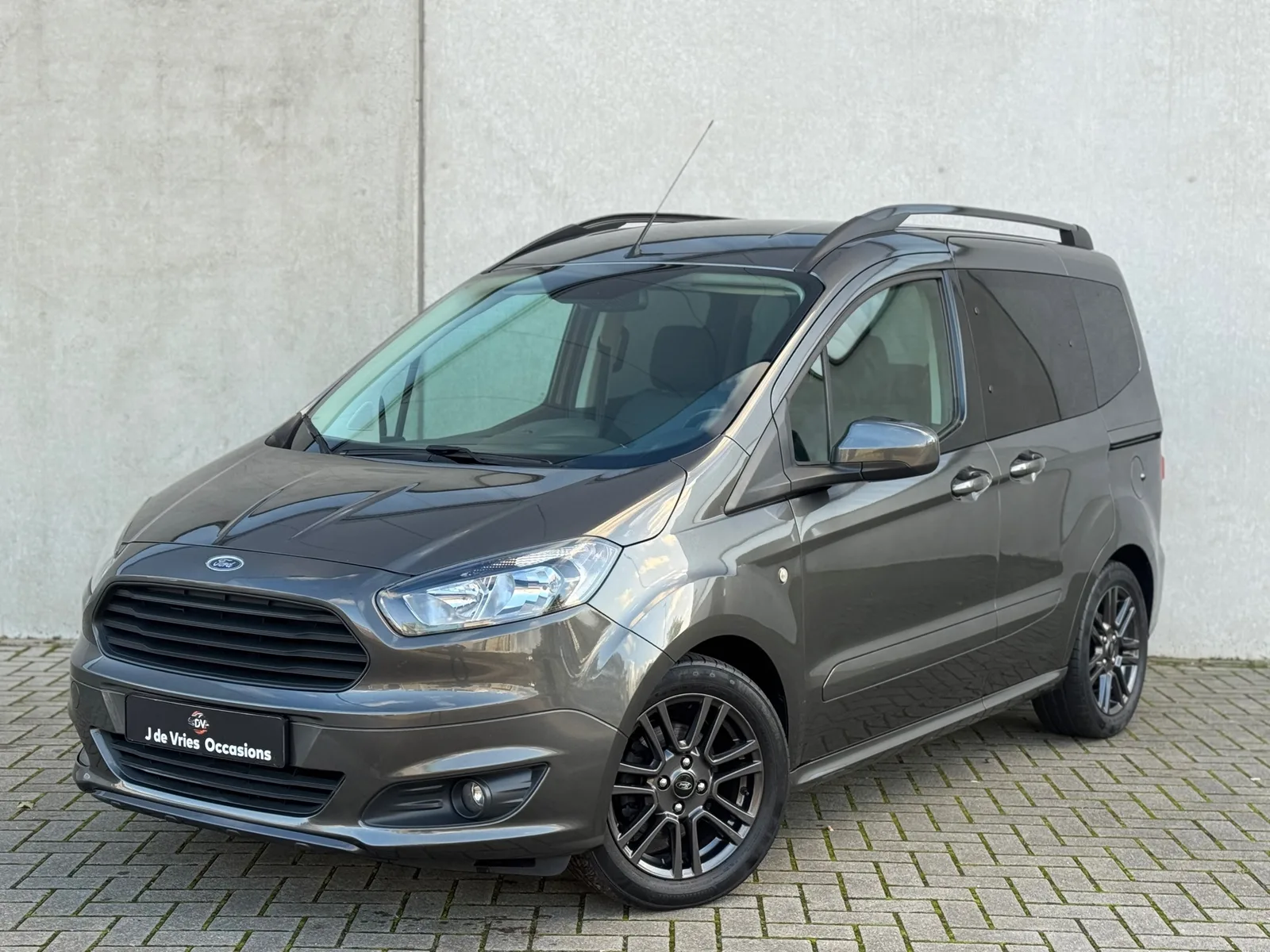 Ford Tourneo Courier (2017) — foto 1