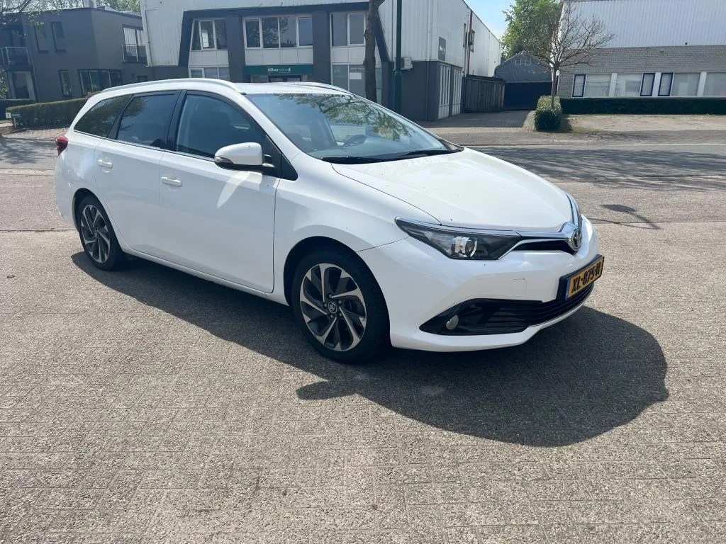 Toyota Auris (2016) — foto 1