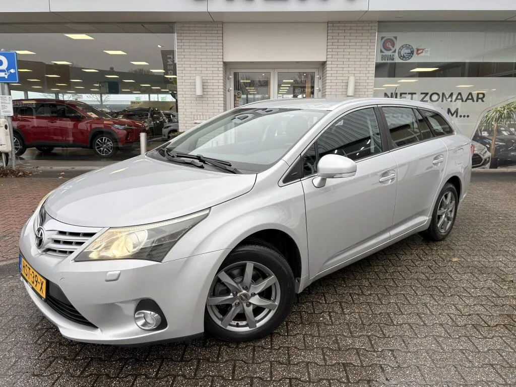 Toyota Avensis (2013) — foto 1