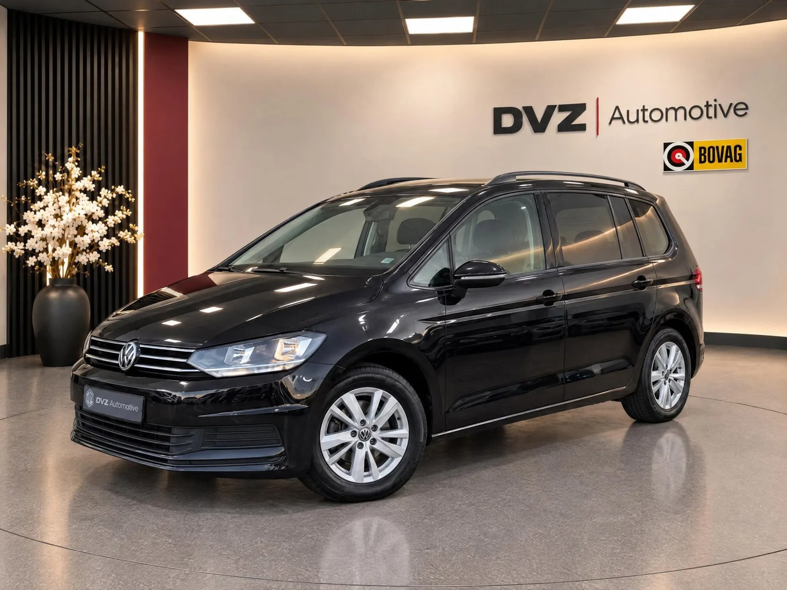 Volkswagen Touran (2023) — foto 1