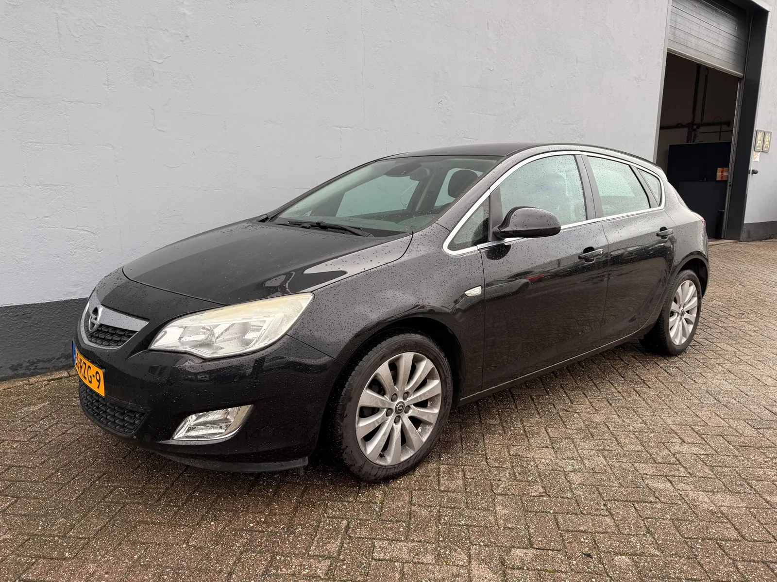 Opel Astra (2011) — foto 1
