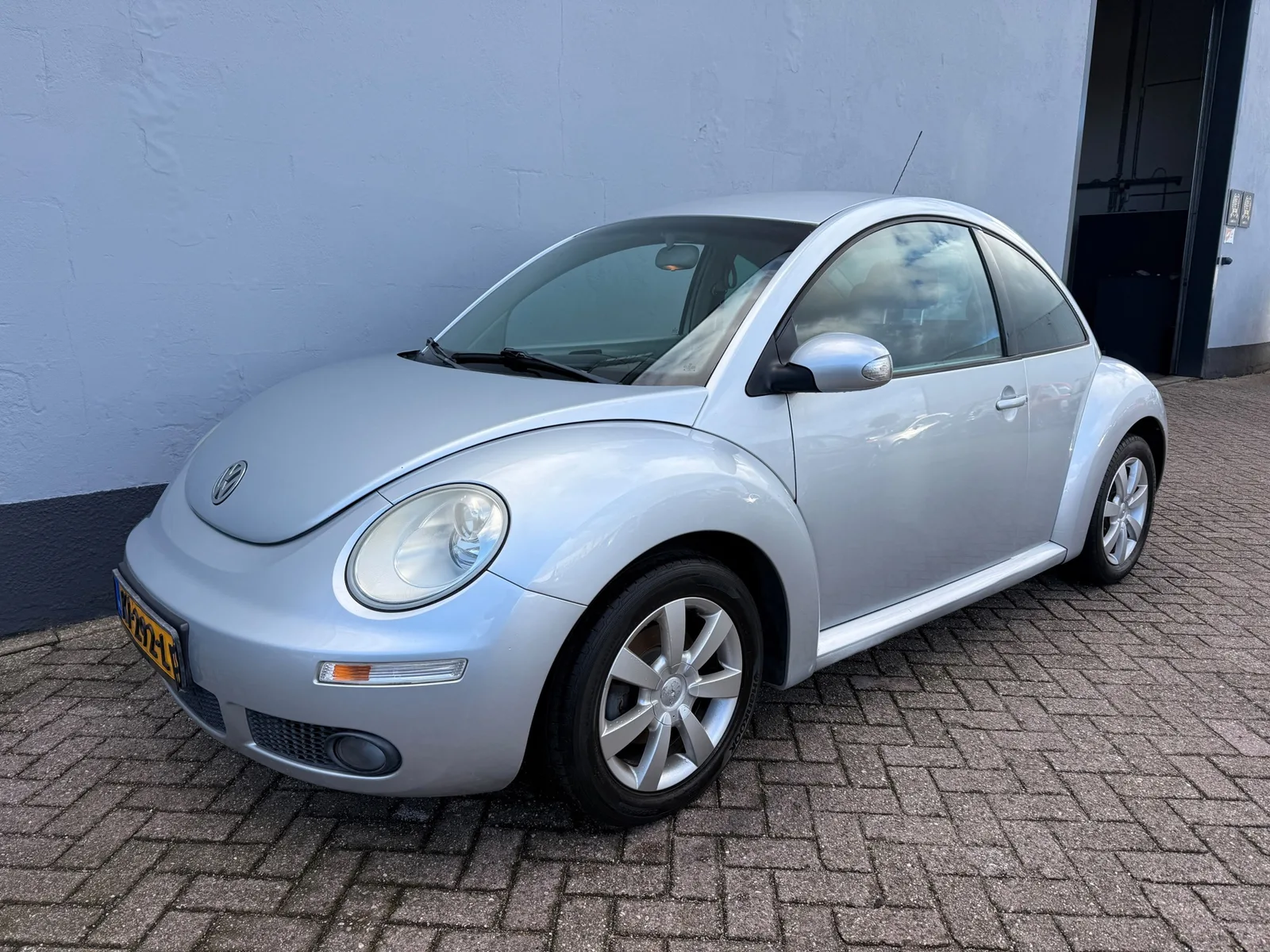 Volkswagen New Beetle (2008) — foto 1