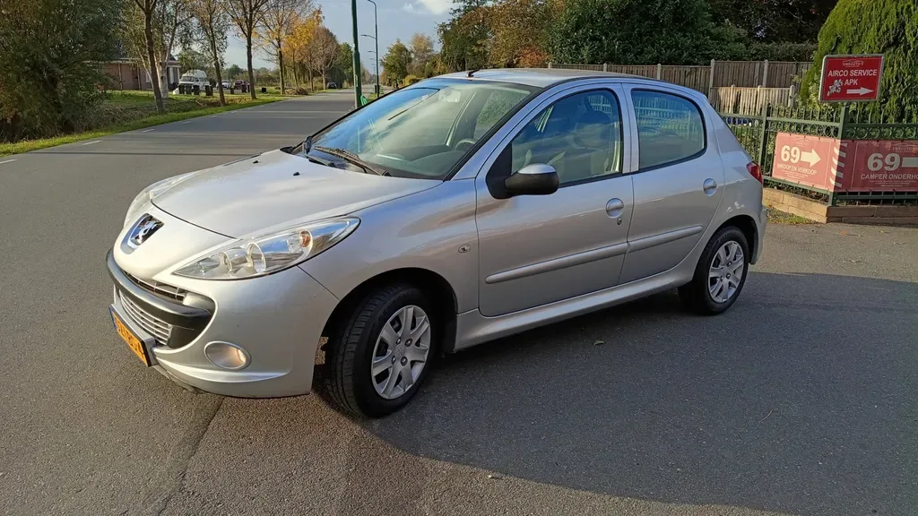 Peugeot 206 (2010) — foto 1