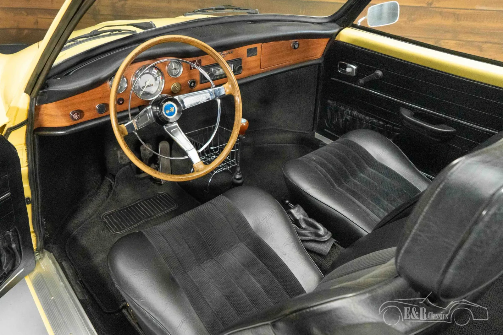 Volkswagen Karmann Ghia (1971) — foto 1
