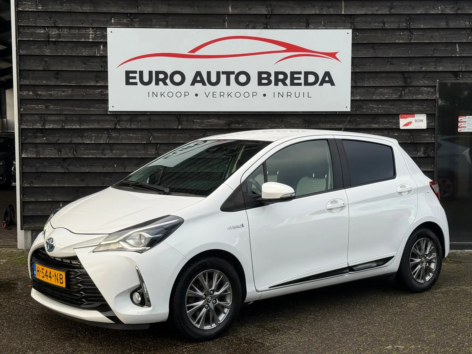 Toyota Yaris (2017) — foto 1