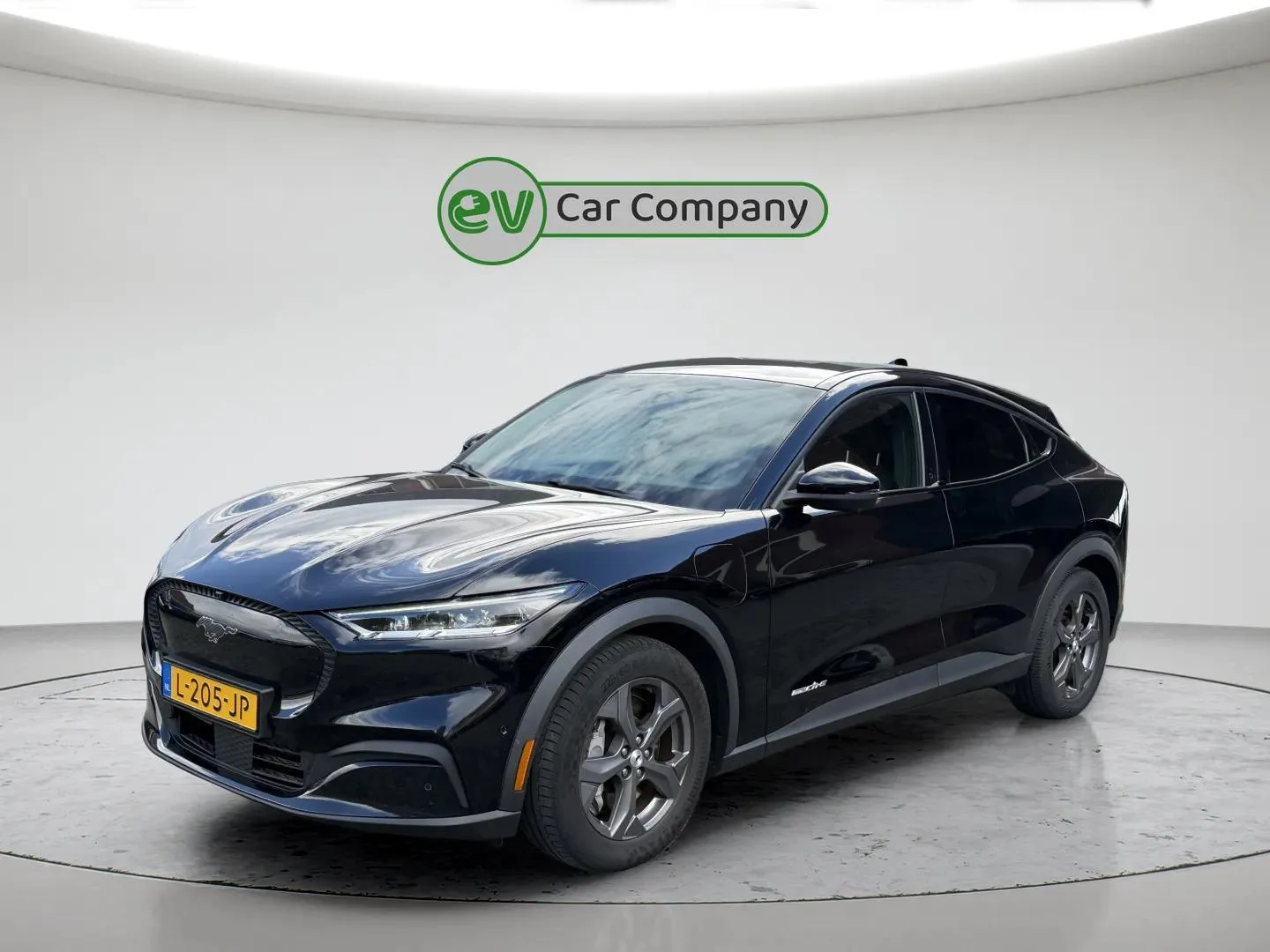 Ford Mustang Mach-E (2021) — foto 1