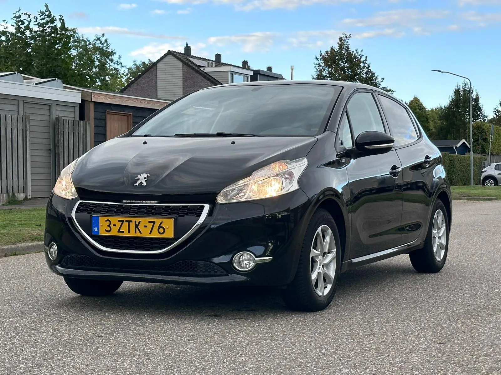 Peugeot 208 (2015) — foto 1