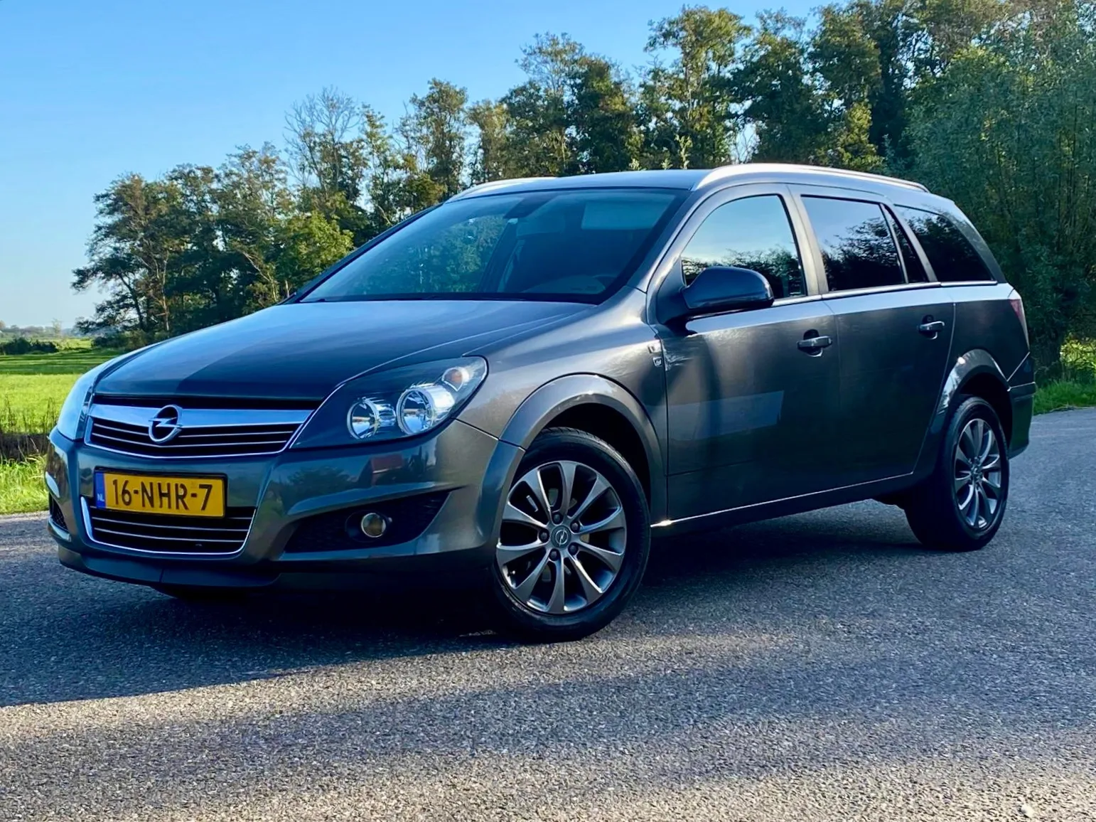 Opel Astra (2010) — foto 1