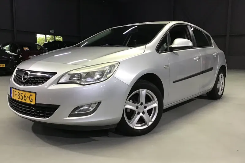 Opel Astra (2011)