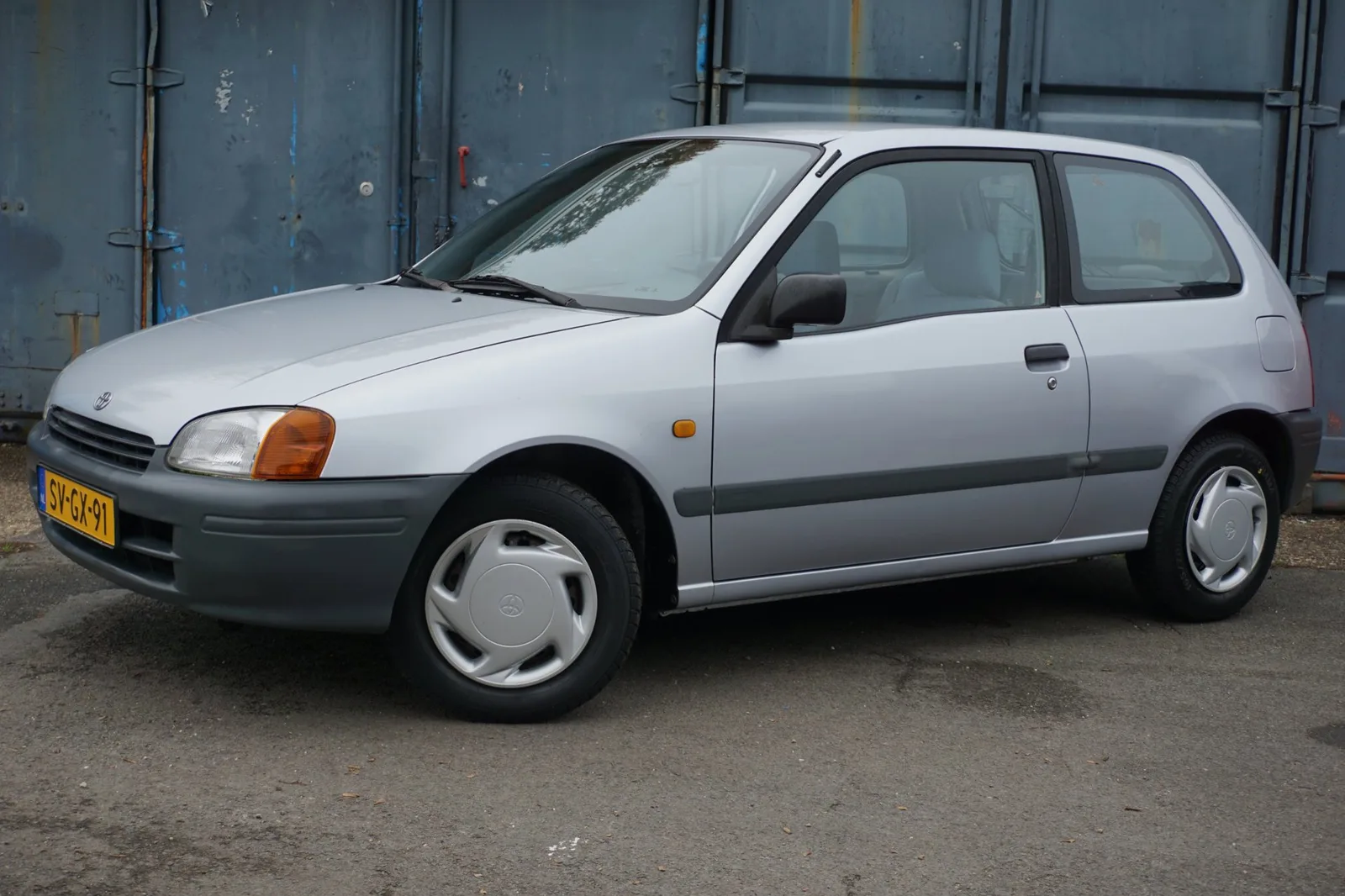 Toyota Starlet (1998) — foto 1