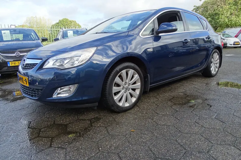 Opel Astra (2011)