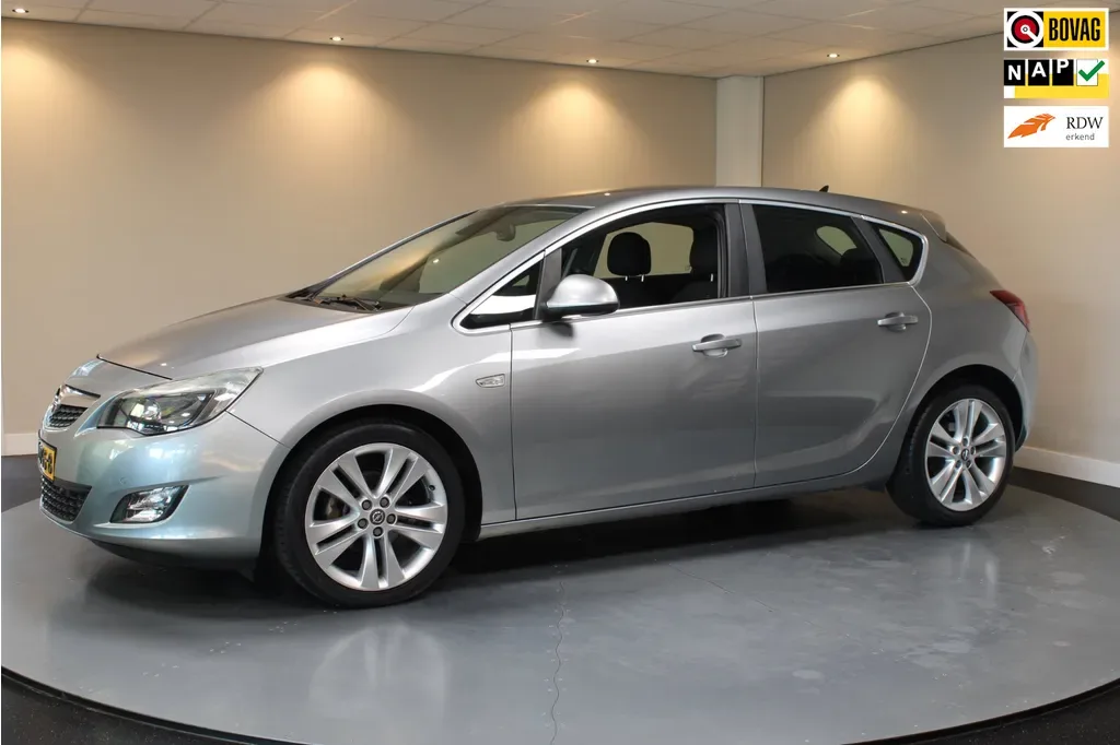 Opel Astra (2011) — foto 1