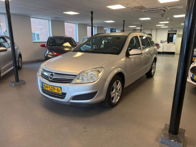 Opel Astra (2008) — foto 1