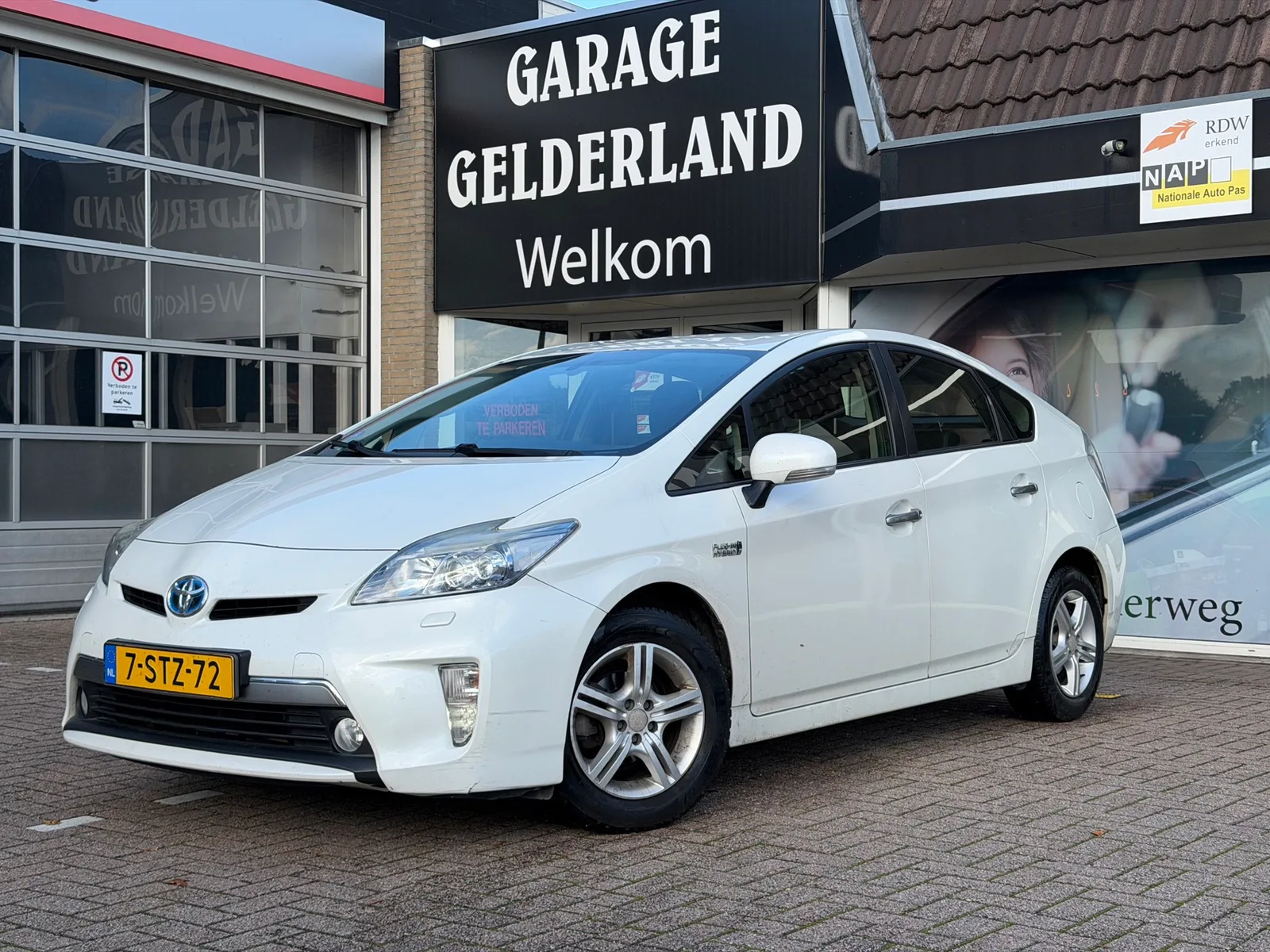 Toyota Prius (2013) — foto 1