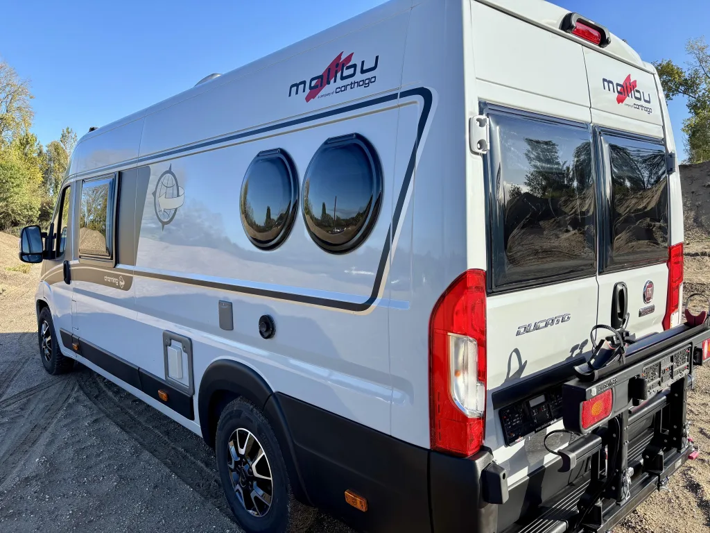 Malibu Charming (2024) — foto 1