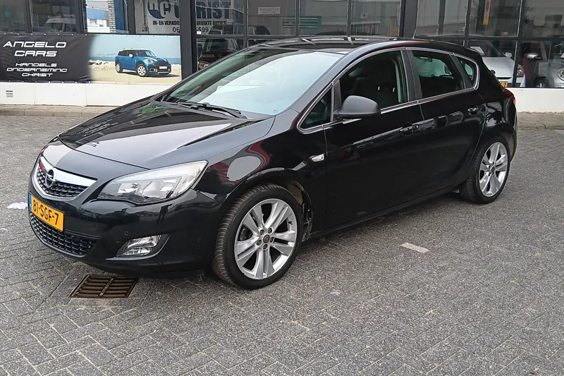 Opel Astra (2011)