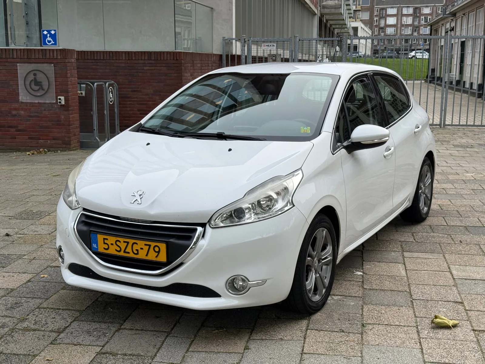 Peugeot 208 (2014) — foto 1