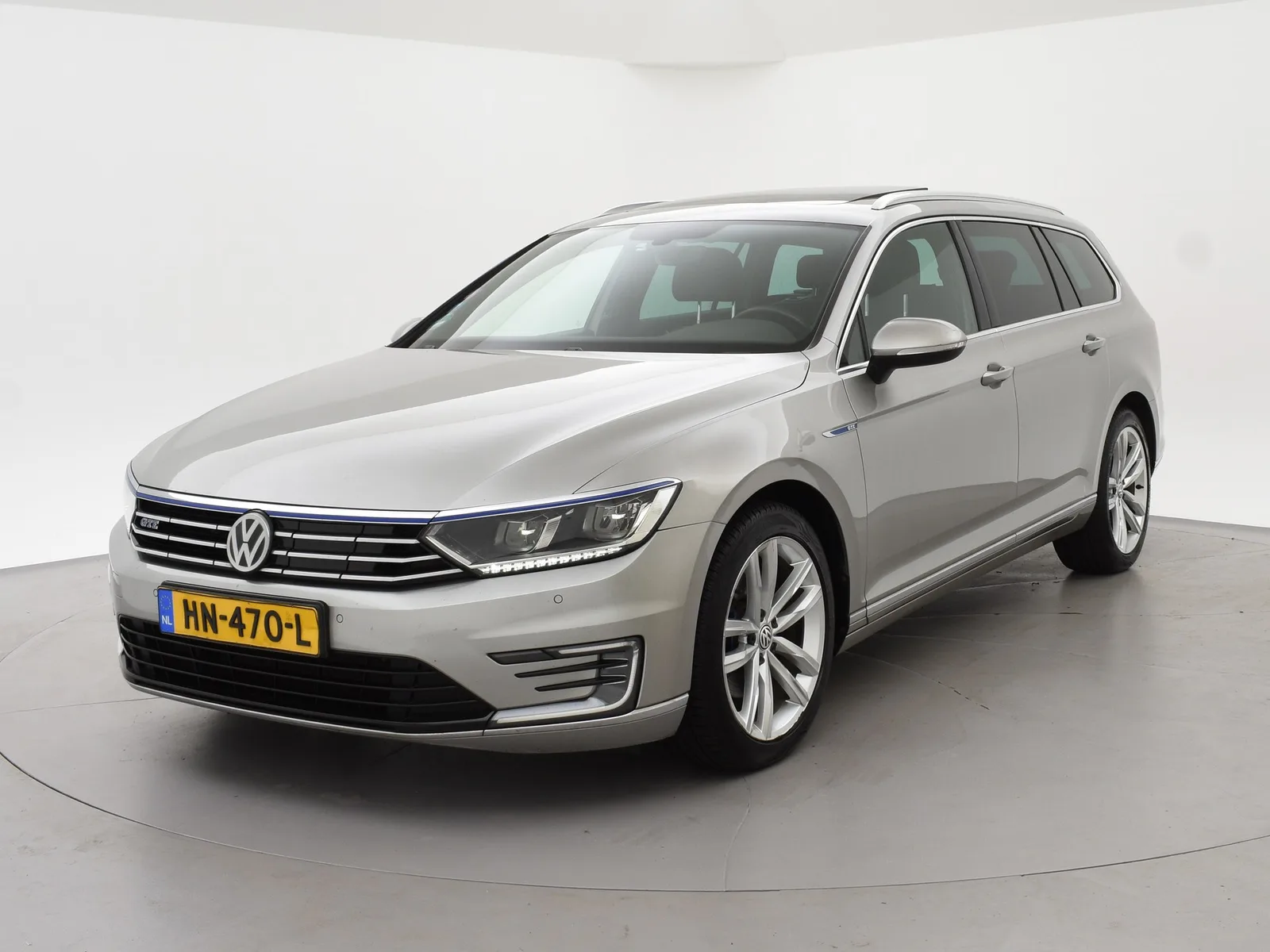 Volkswagen Passat (2015) — foto 1