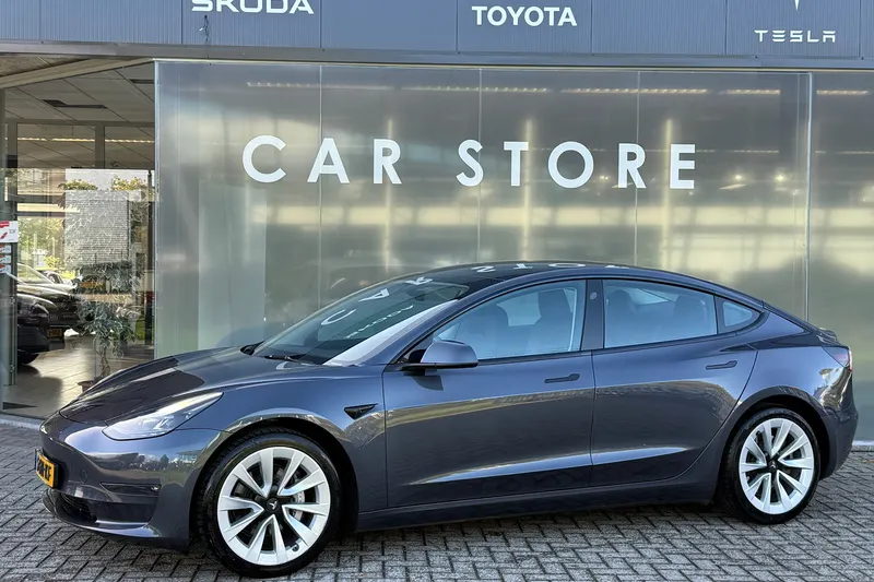 Tesla Model 3 (2023)