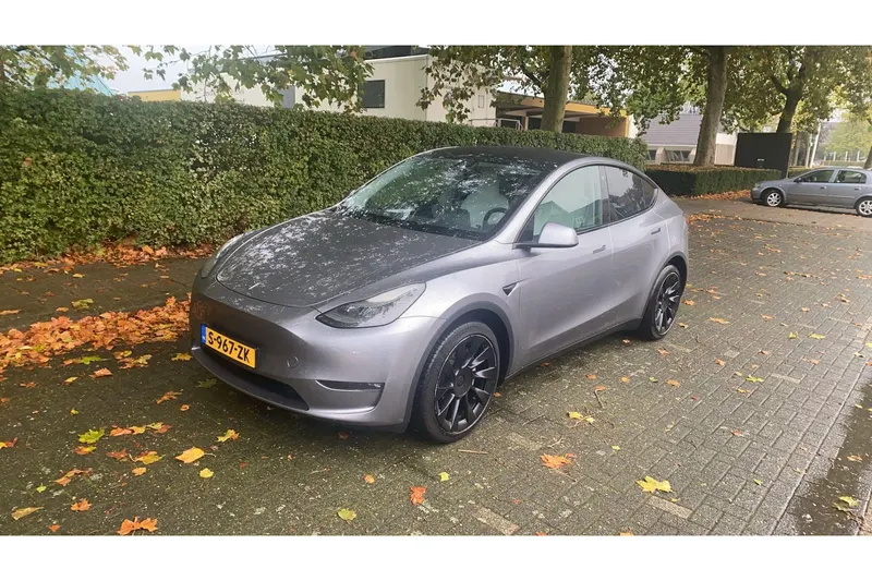 Tesla Model Y (2023)