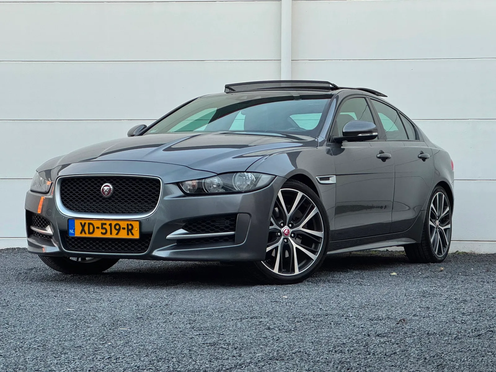 Jaguar XE (2016) — foto 1