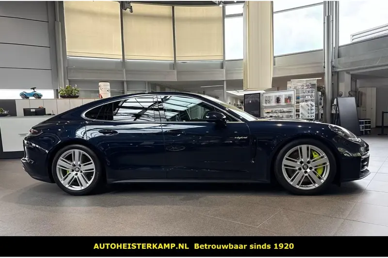 Porsche Panamera (2023)