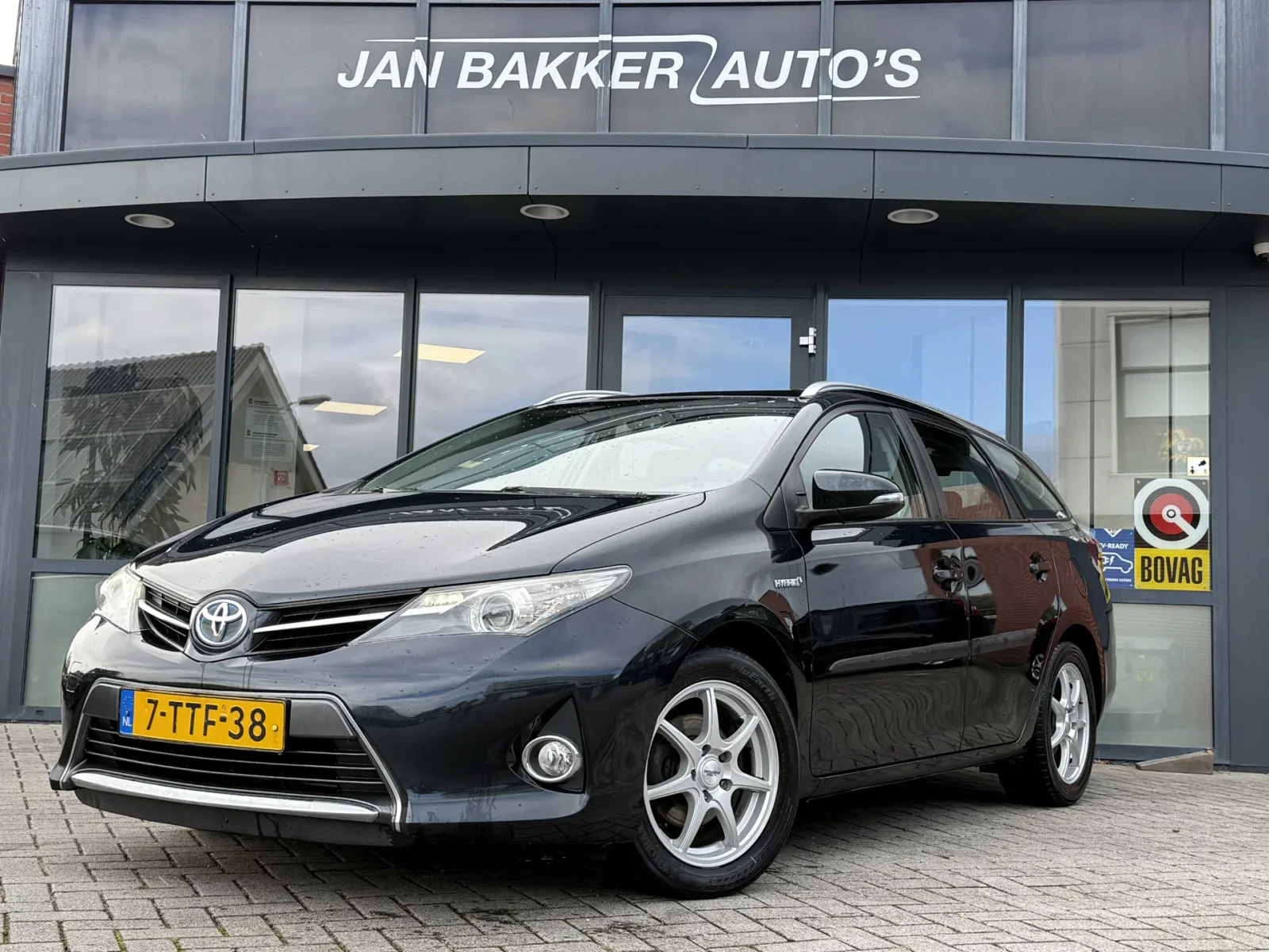Toyota Auris (2014) — foto 1