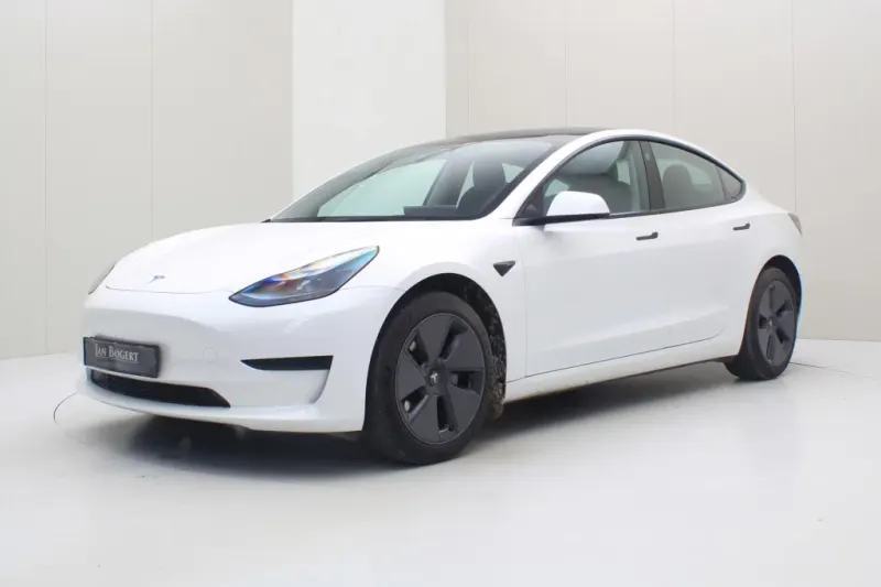 Tesla Model 3 (2023)