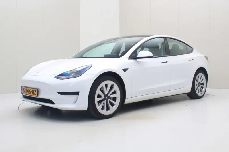 Tesla Model 3 (2023)