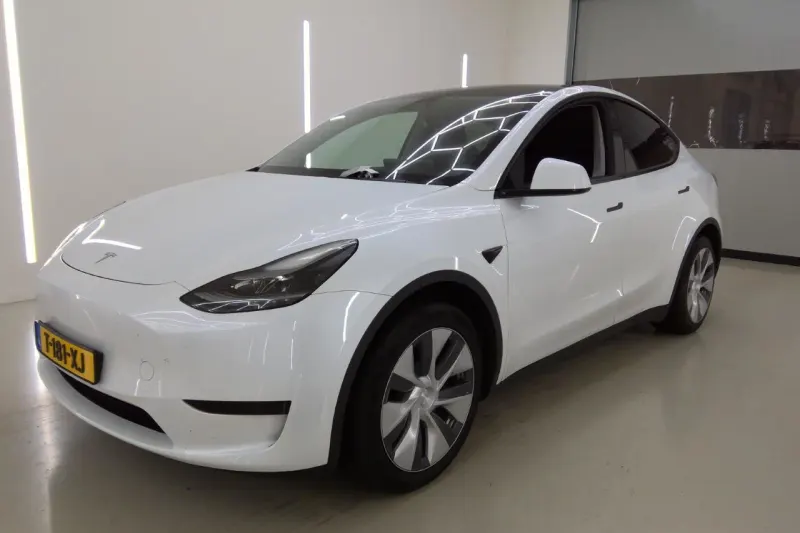 Tesla Model Y (2023)