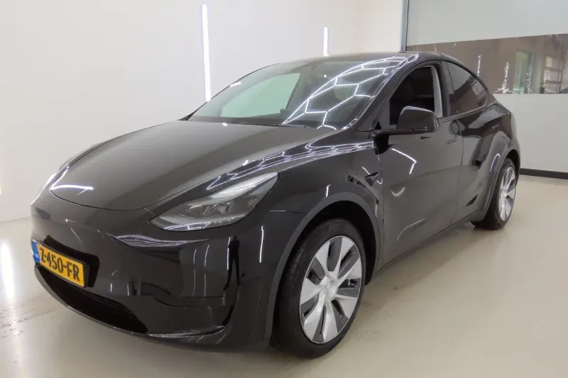 Tesla Model Y (2024)