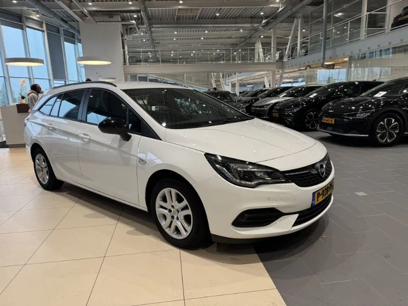 Opel Astra (2022) — foto 1