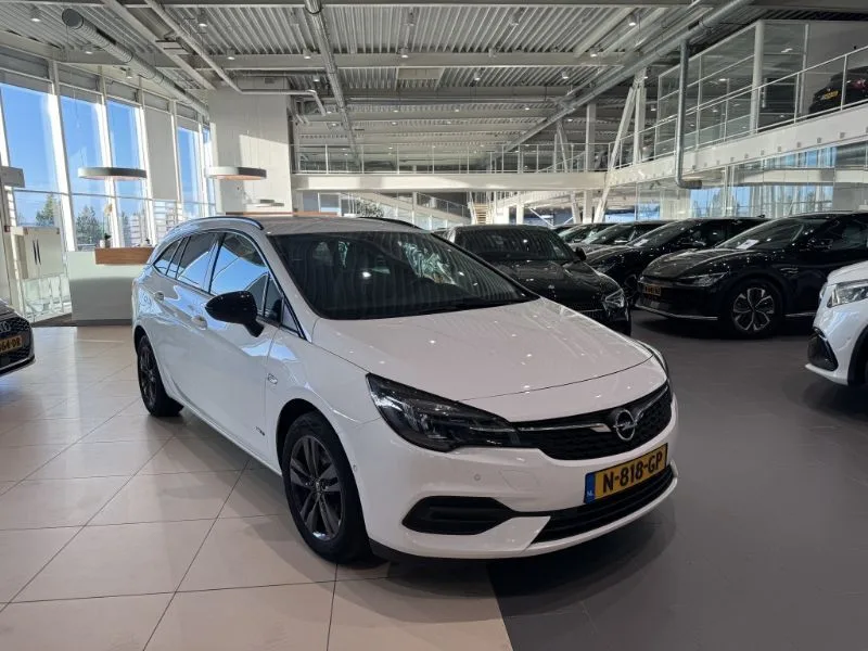 Opel Astra (2021) — foto 1