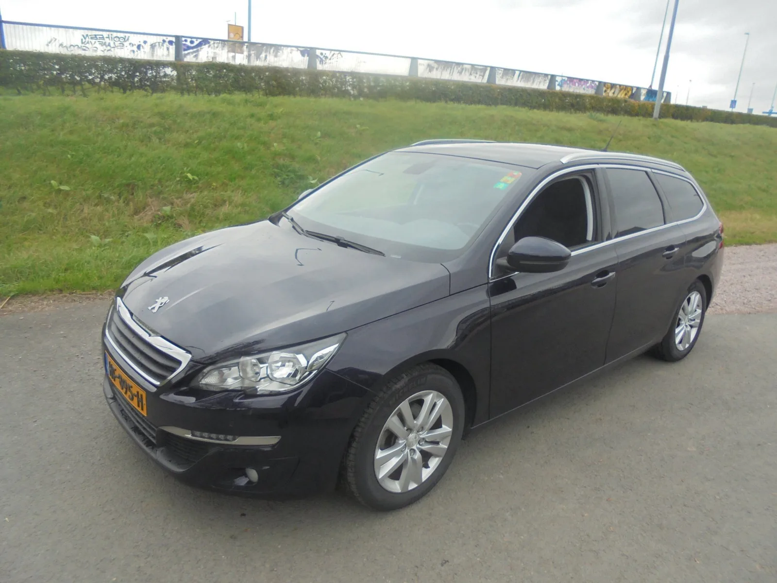 Peugeot 308 (2015) — foto 1