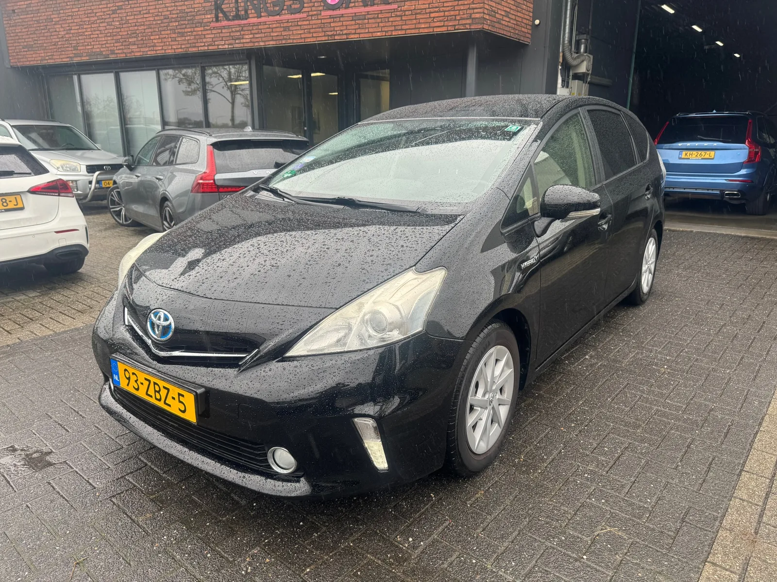 Toyota Prius Wagon (2012) — foto 1