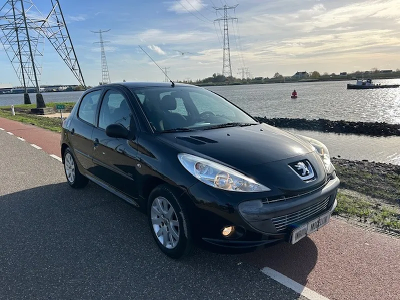 Peugeot 206 (2011) — foto 1