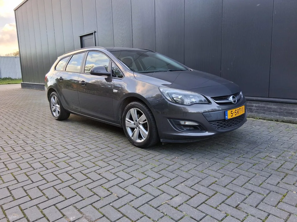 Opel Astra (2013) — foto 1