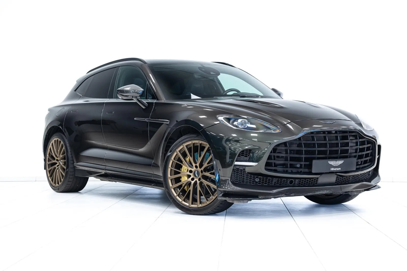Aston Martin DBX (2023) — foto 1