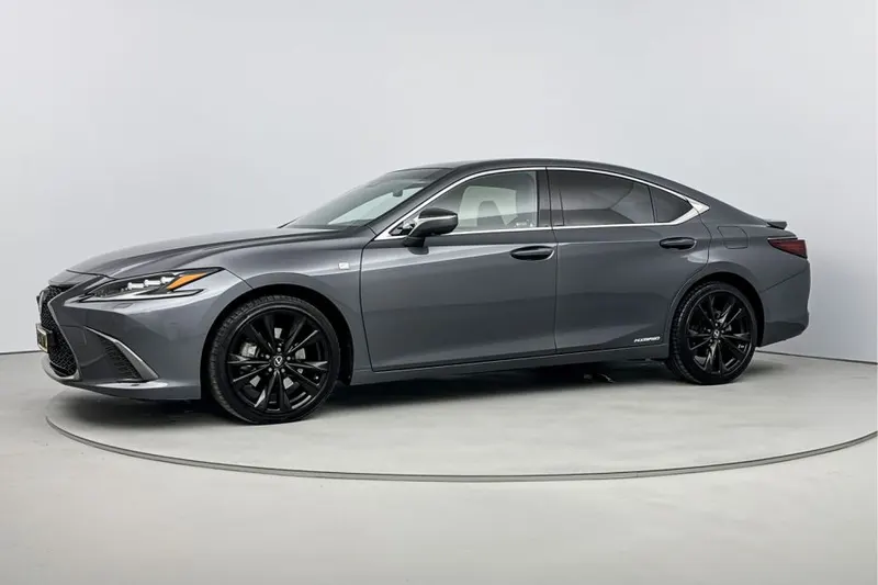 Lexus ES (2022)