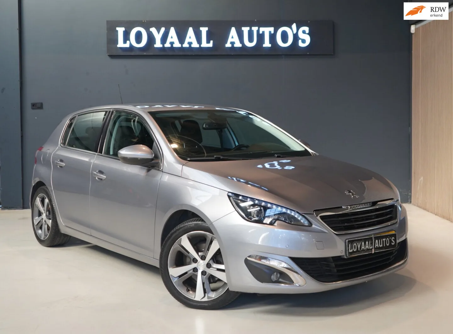 Peugeot 308 (2015) — foto 1