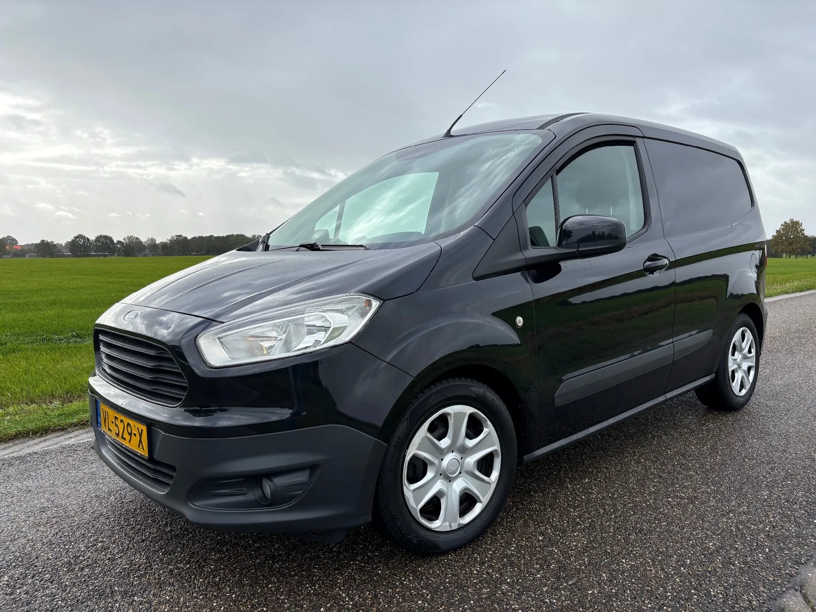 Ford Transit Courier (2015) — foto 1