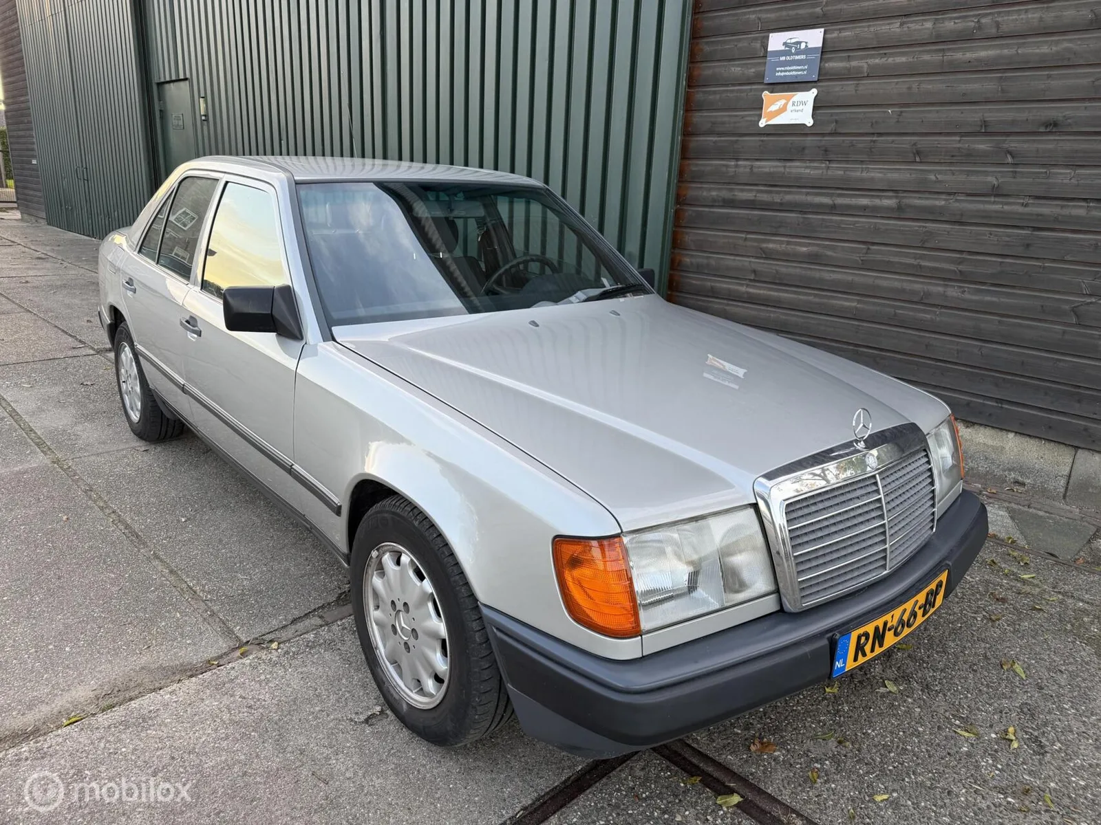 Mercedes-Benz 200-Serie (1987) — foto 1