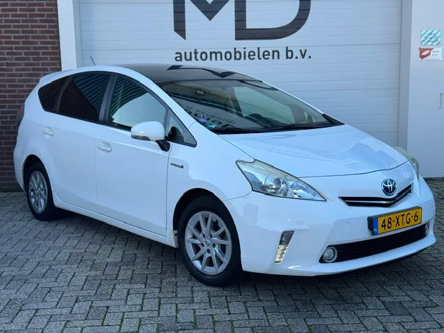 Toyota Prius Wagon (2012) — foto 1