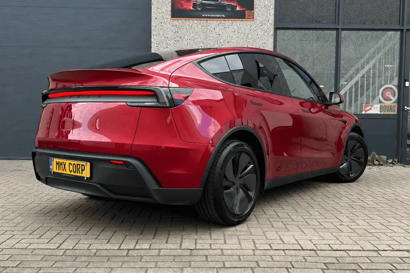 Tesla Model Y (2025)