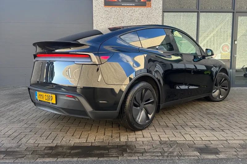 Tesla Model Y (2025)