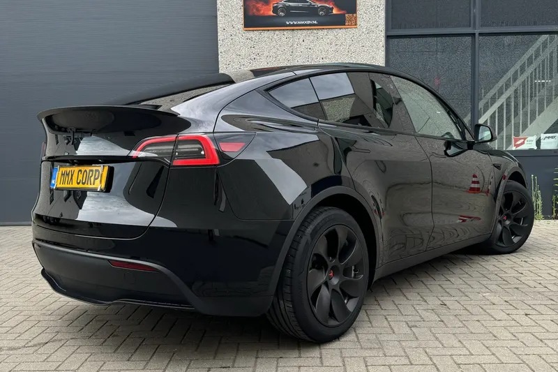 Tesla Model Y (2024)