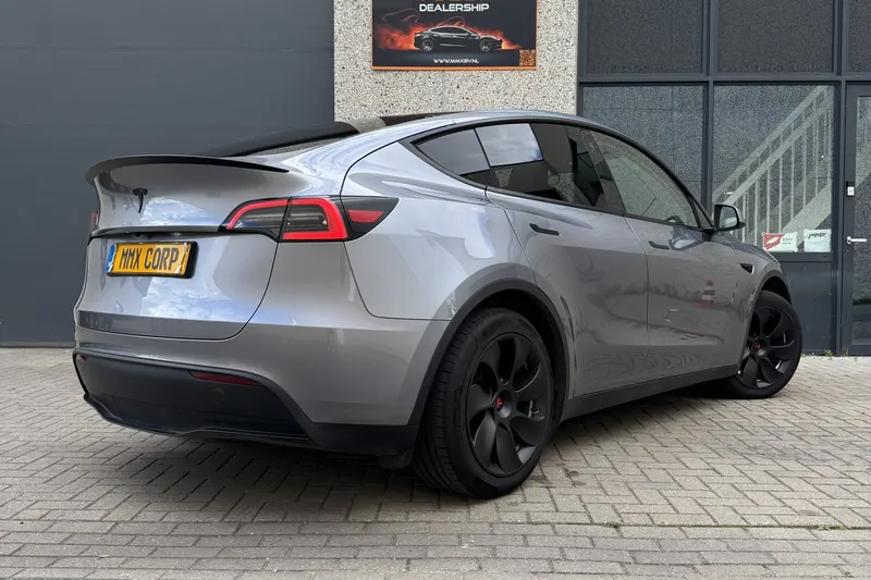 Tesla Model Y (2024)