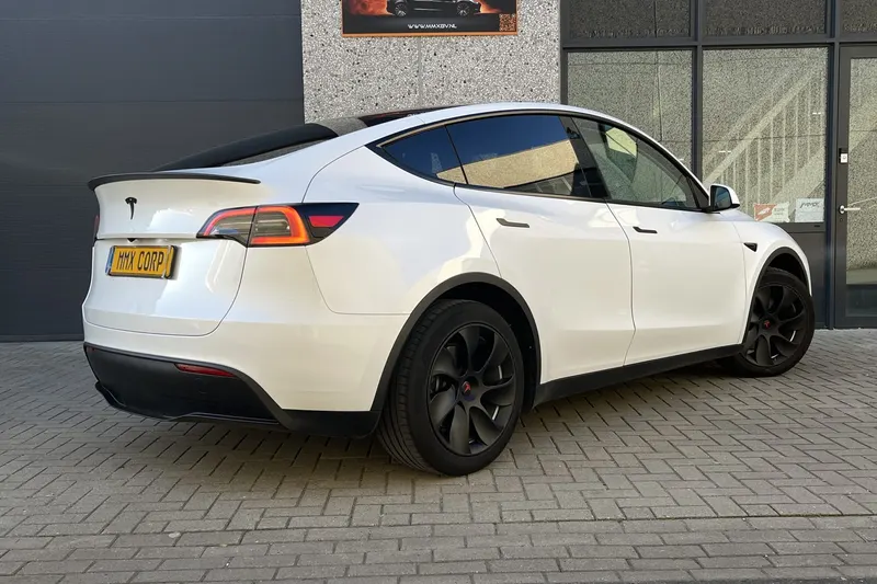 Tesla Model Y (2024)