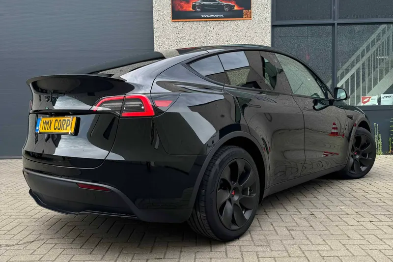 Tesla Model Y (2023)