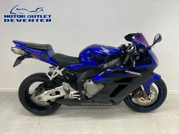 Honda CBR 1000 RR Fireblade (2005) — foto 1